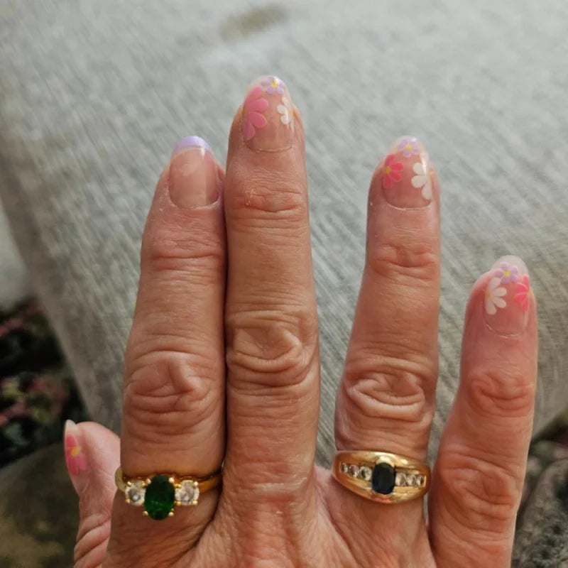 Elegantes uñas francesas a presión: 24 uñas florales rosas en forma de almendra