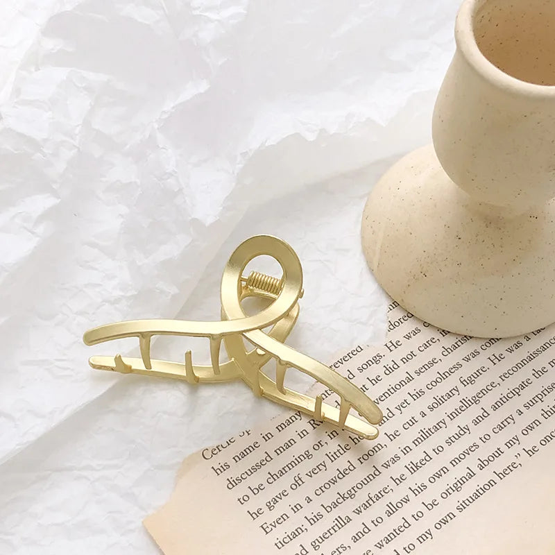 Elegante pinza para el pelo de metal con diseño geométrico: dorada y plateada