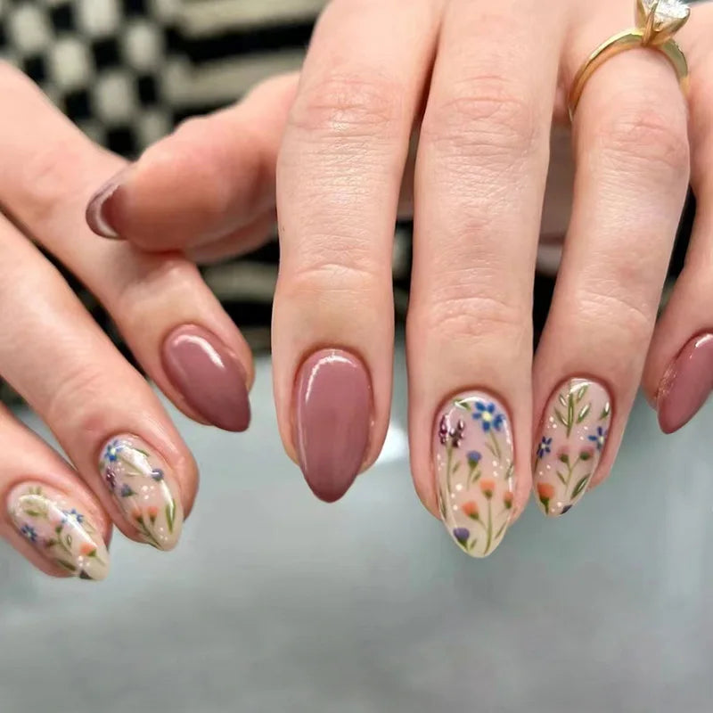 Elegantes uñas francesas a presión: 24 uñas florales rosas en forma de almendra