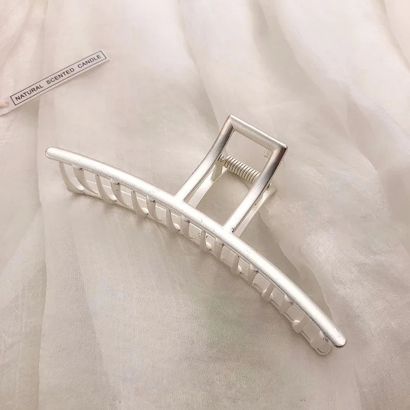 Elegante pinza para el pelo de metal con diseño geométrico: dorada y plateada