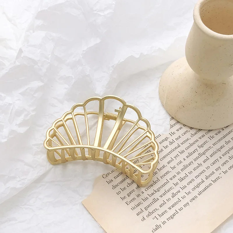 Elegante pinza para el pelo de metal con diseño geométrico: dorada y plateada