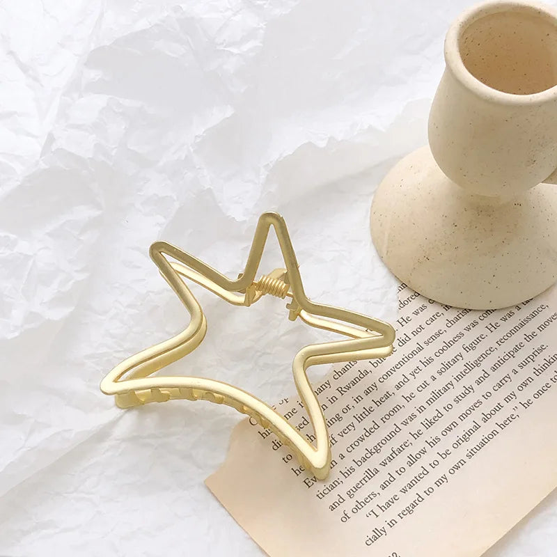 Elegante pinza para el pelo de metal con diseño geométrico: dorada y plateada