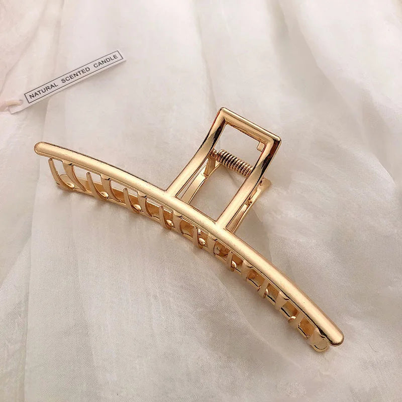 Elegante pinza para el pelo de metal con diseño geométrico: dorada y plateada