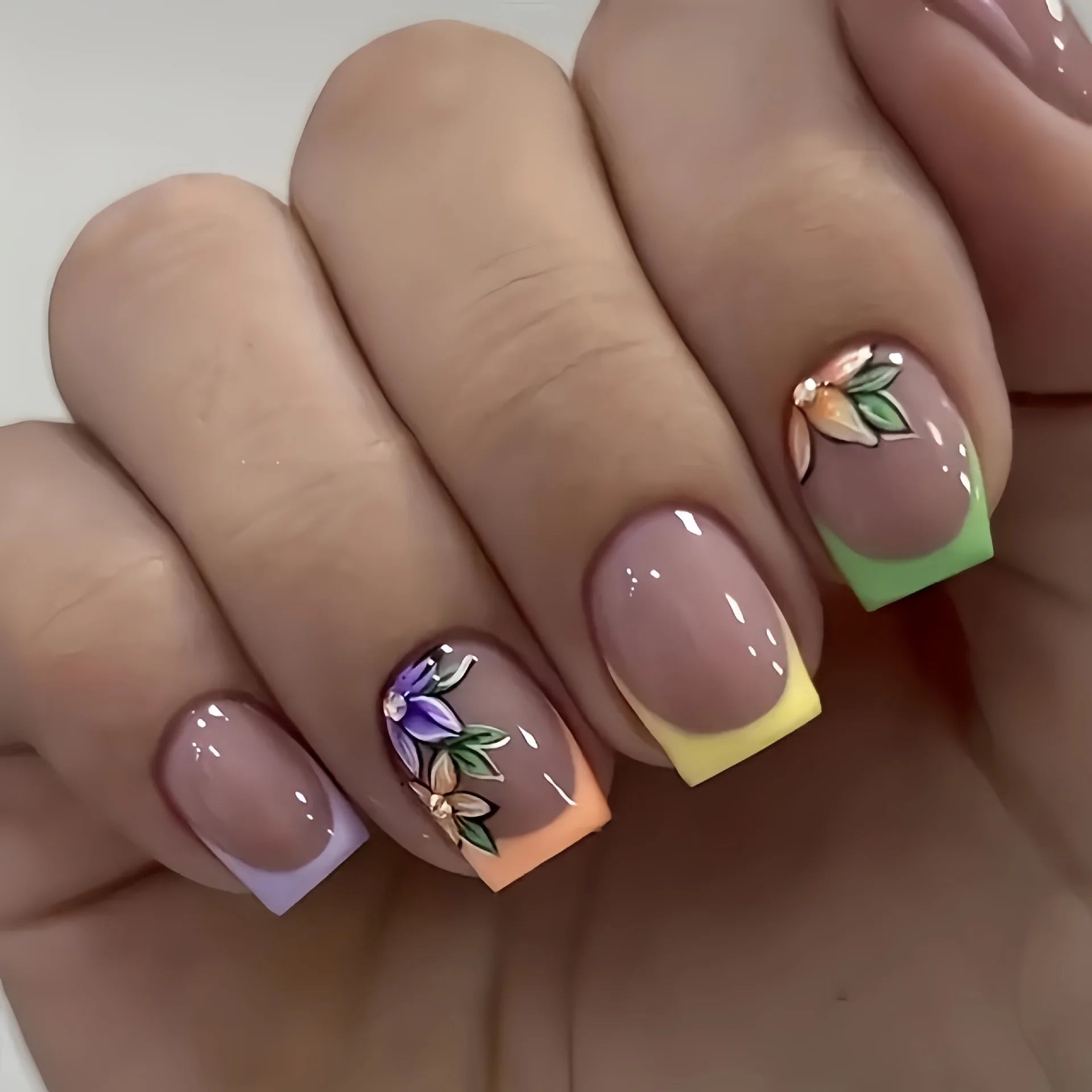 Elegantes uñas francesas a presión: 24 uñas florales rosas en forma de almendra