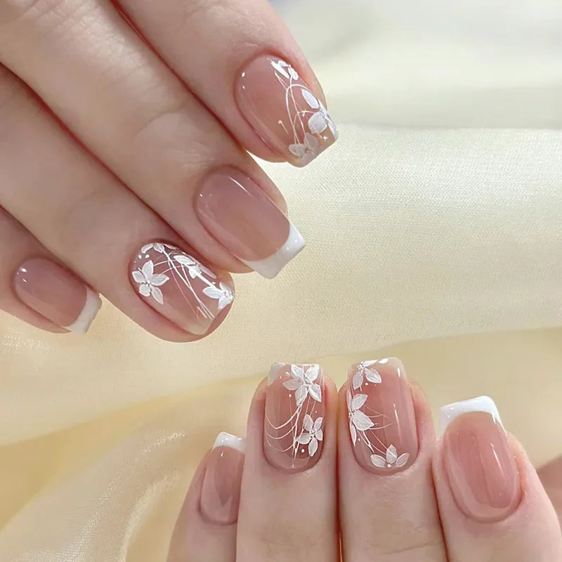 Elegantes uñas francesas a presión: 24 uñas florales rosas en forma de almendra