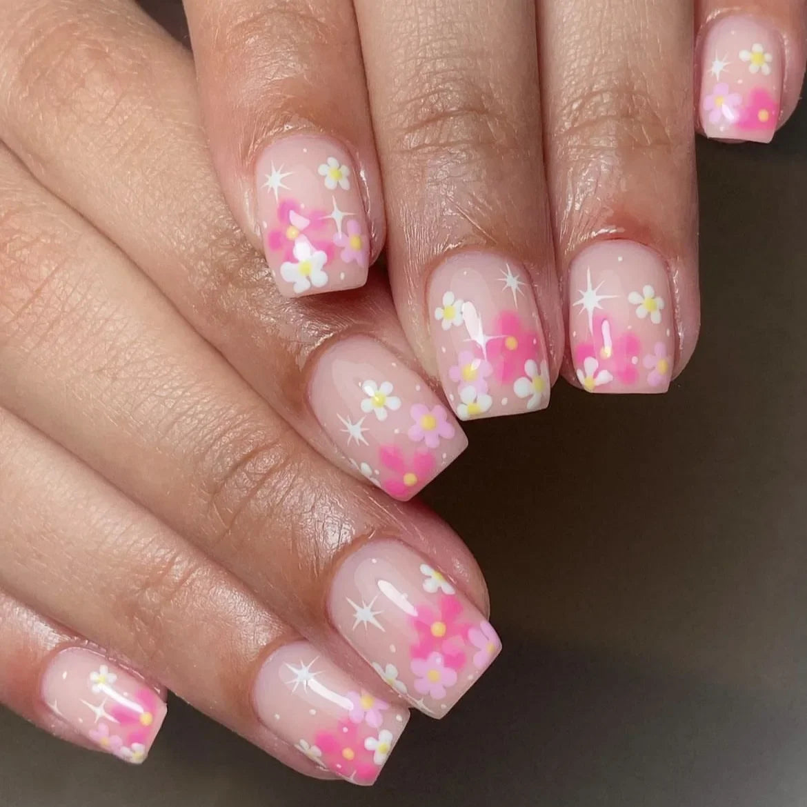 Elegantes uñas francesas a presión: 24 uñas florales rosas en forma de almendra