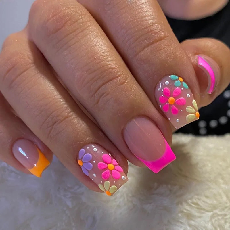 Elegantes uñas francesas a presión: 24 uñas florales rosas en forma de almendra