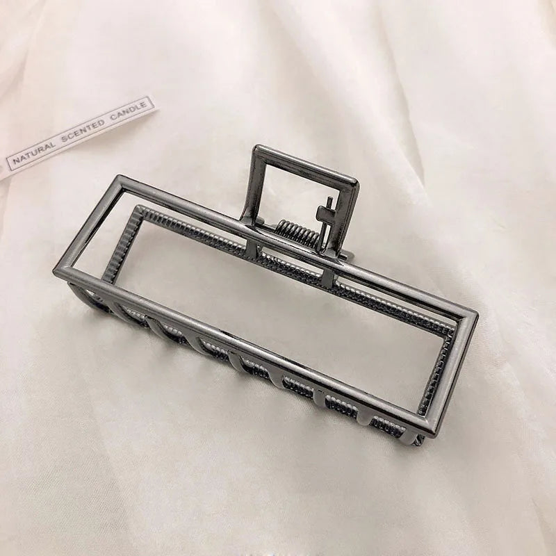 Elegante pinza para el pelo de metal con diseño geométrico: dorada y plateada