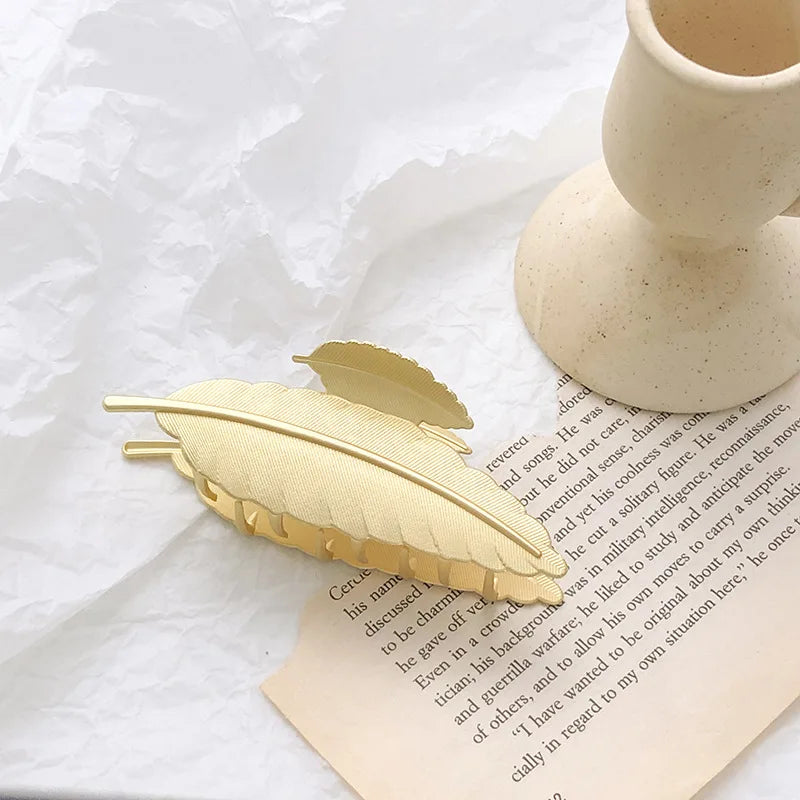 Elegante pinza para el pelo de metal con diseño geométrico: dorada y plateada