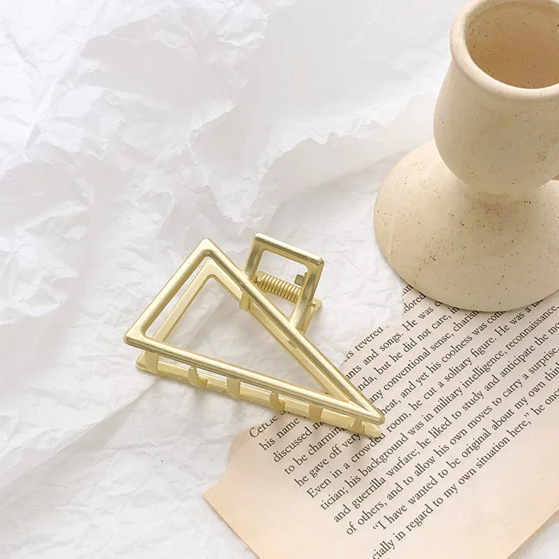 Elegante pinza para el pelo de metal con diseño geométrico: dorada y plateada