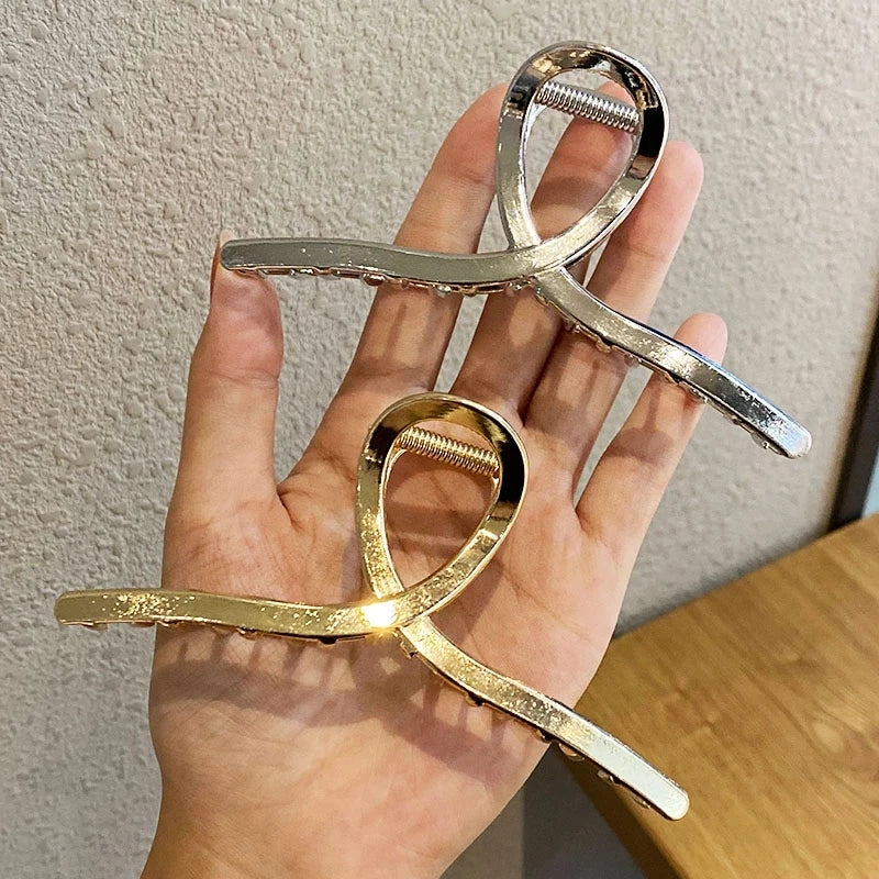 Elegante pinza para el pelo de metal con diseño geométrico: dorada y plateada