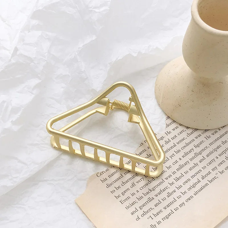Elegante pinza para el pelo de metal con diseño geométrico: dorada y plateada