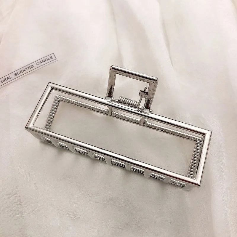 Elegante pinza para el pelo de metal con diseño geométrico: dorada y plateada