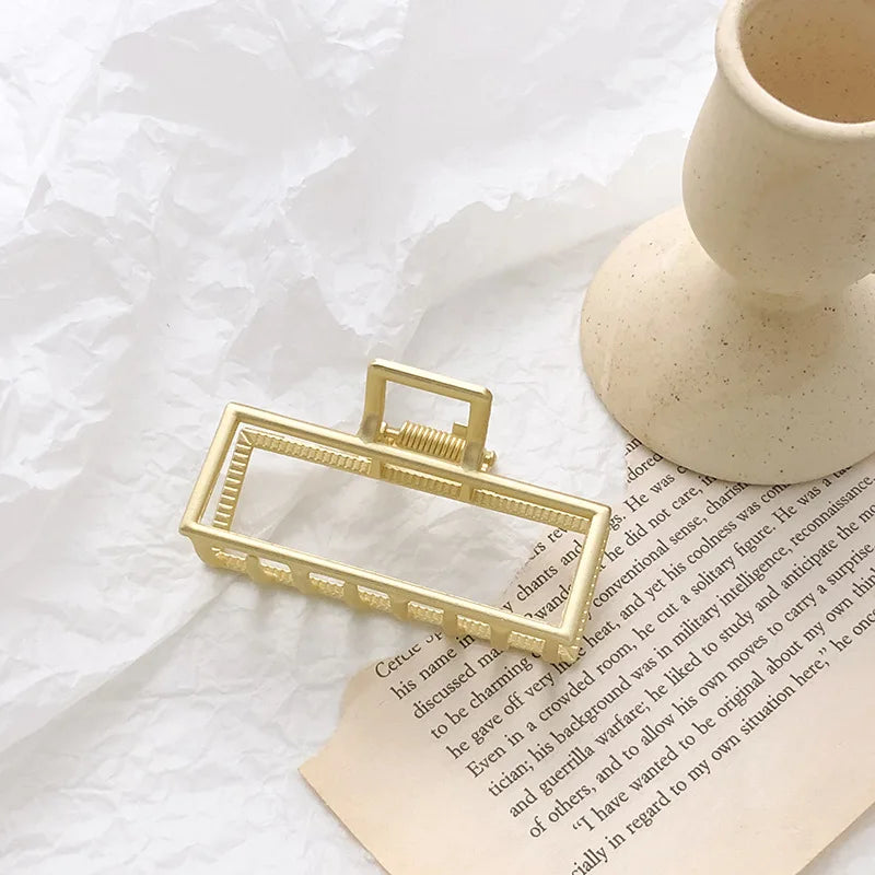 Elegante pinza para el pelo de metal con diseño geométrico: dorada y plateada