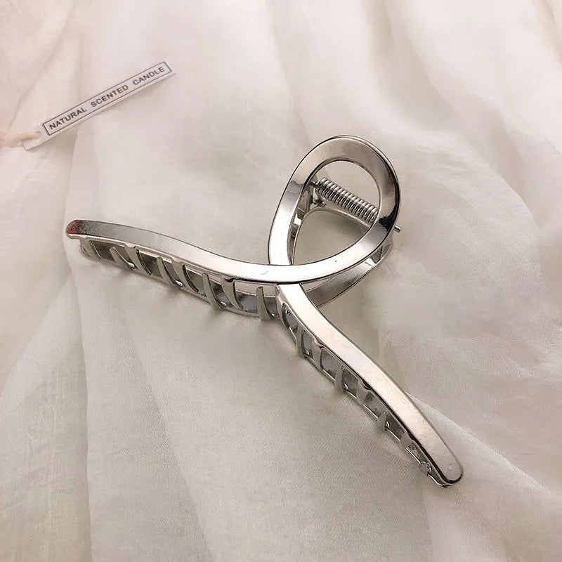 Elegante pinza para el pelo de metal con diseño geométrico: dorada y plateada