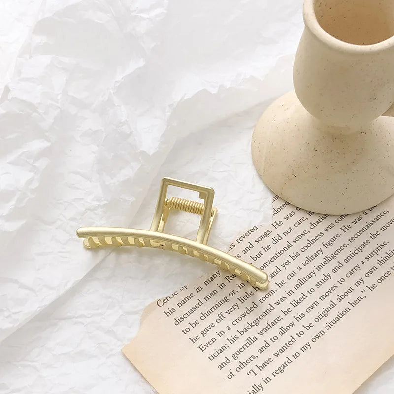 Elegante pinza para el pelo de metal con diseño geométrico: dorada y plateada