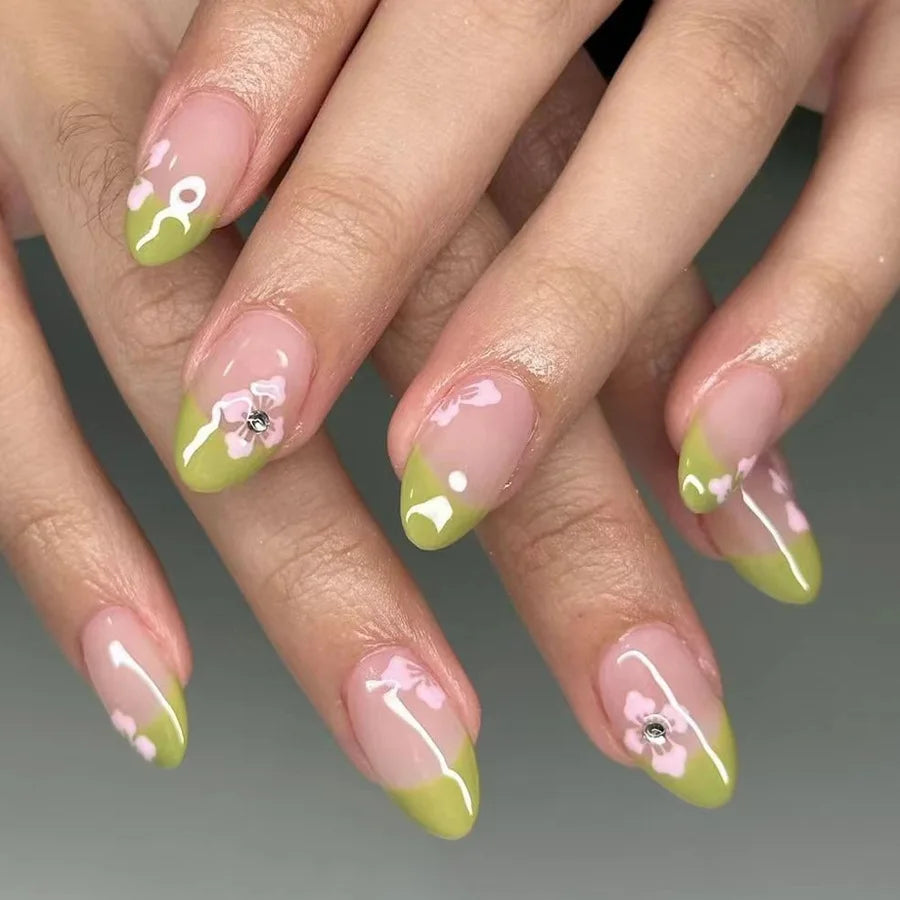 Elegantes uñas francesas a presión: 24 uñas florales rosas en forma de almendra