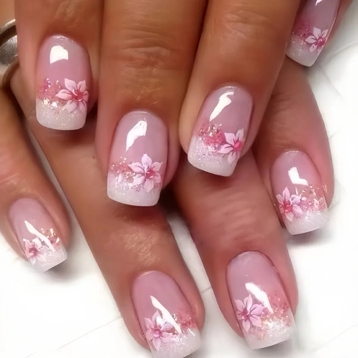 Elegantes uñas francesas a presión: 24 uñas florales rosas en forma de almendra