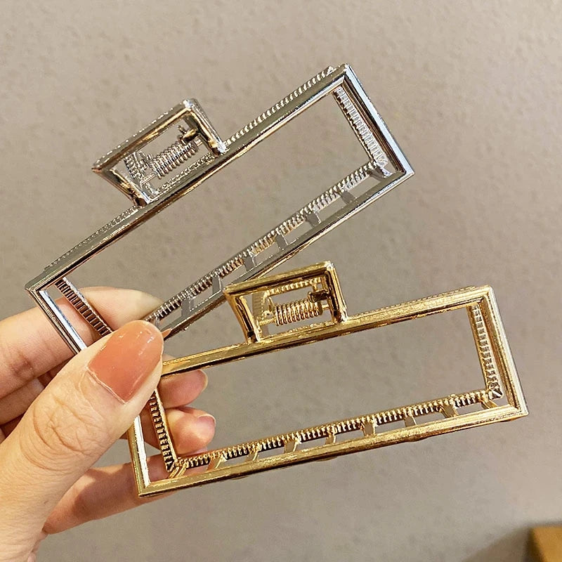 Elegante pinza para el pelo de metal con diseño geométrico: dorada y plateada