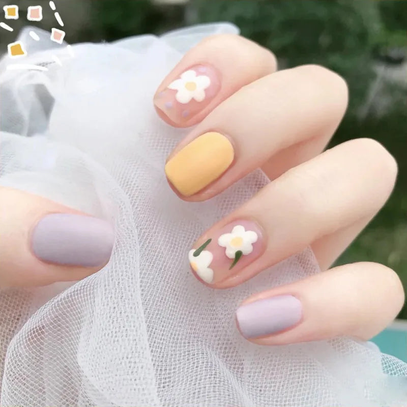 Elegantes uñas francesas a presión: 24 uñas florales rosas en forma de almendra