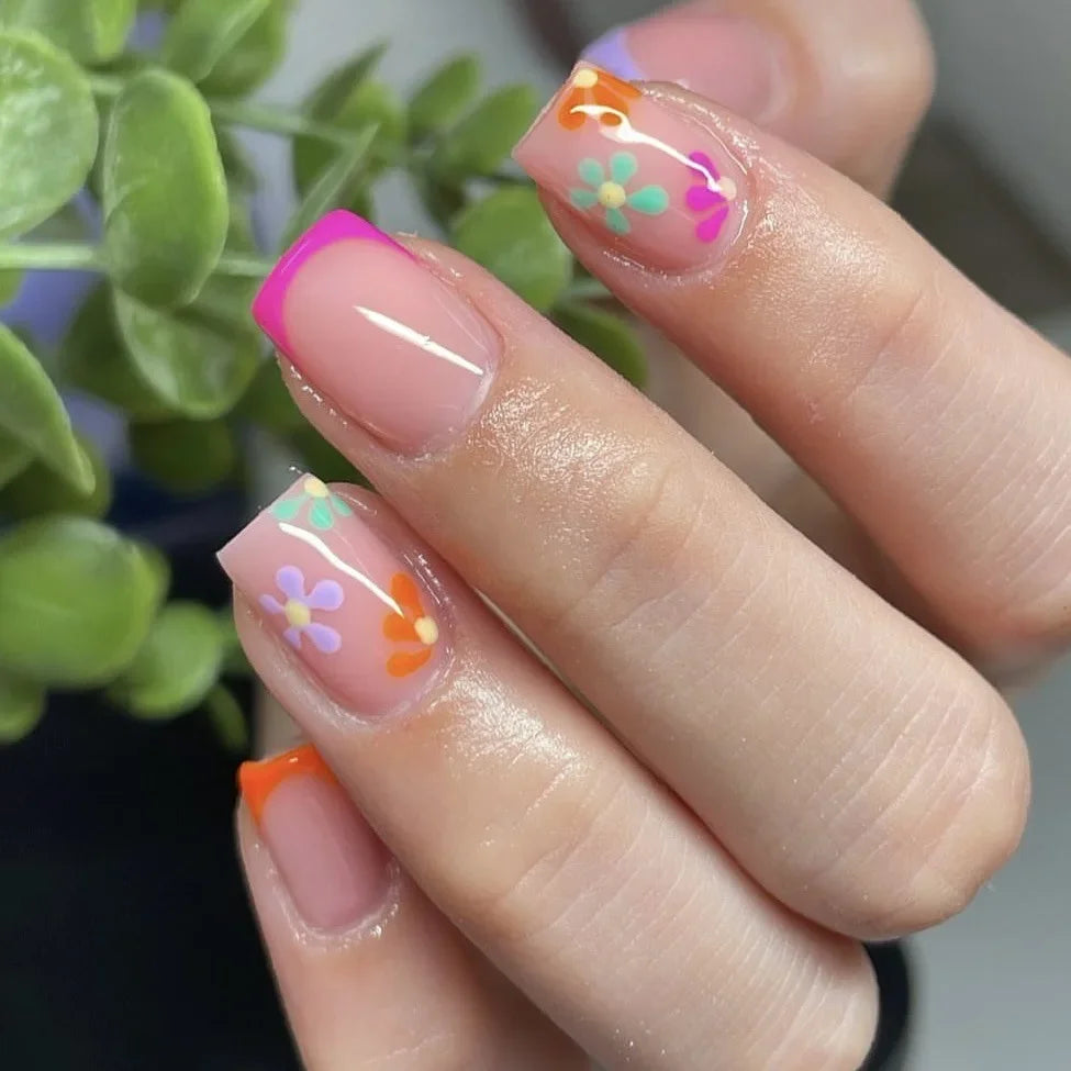 Elegantes uñas francesas a presión: 24 uñas florales rosas en forma de almendra